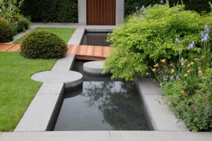 Klare Linien in einem kleinen Garten
