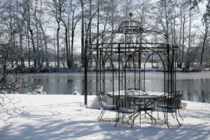 Pavillon im winterlichen Garten