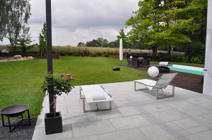Terrasse in klaren Formen